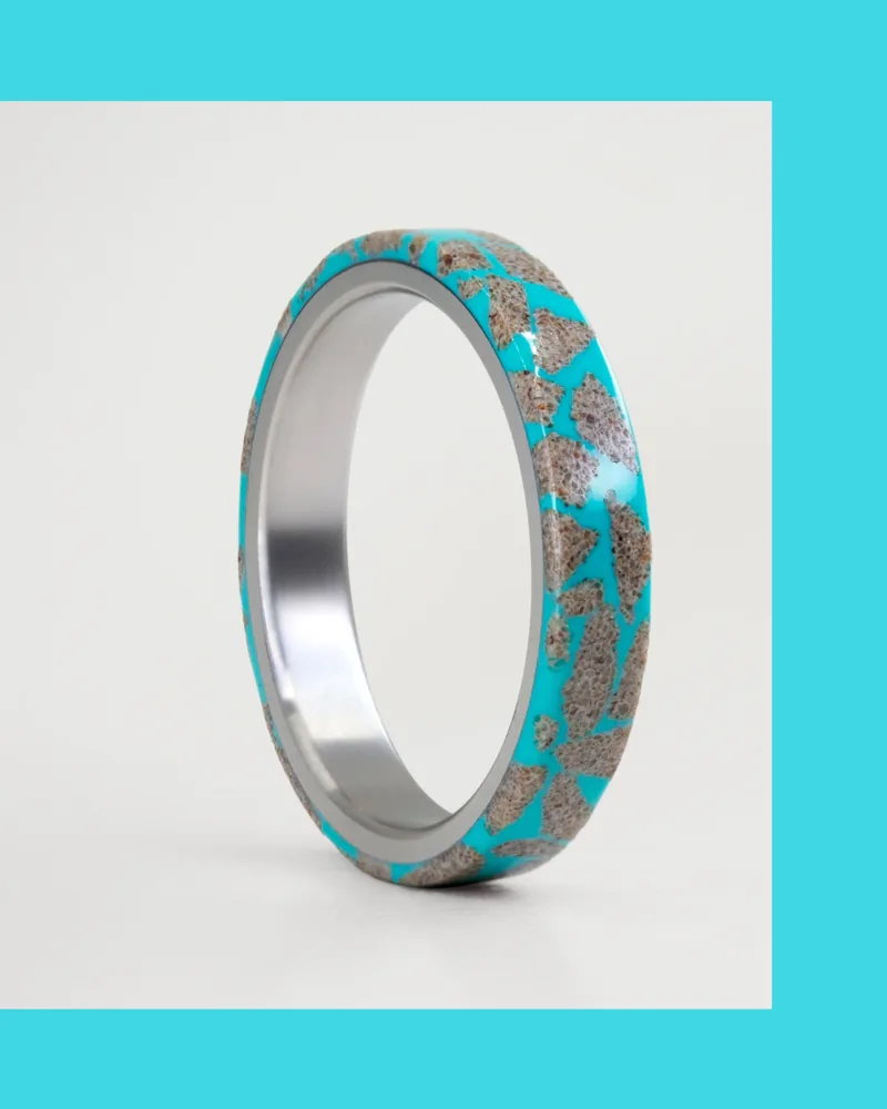 Posteo con un anillo turquesa.